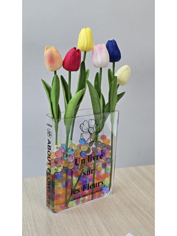 Laleler Ve Kitap Vazo Evin Süslü Çiçeğinden Laleler Ve Kitap Vazo Evin Süslü Çiçeğinden