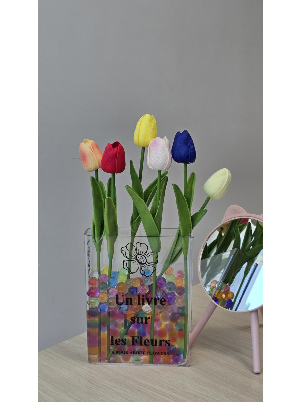 Laleler Ve Kitap Vazo Evin Süslü Çiçeğinden Laleler Ve Kitap Vazo Evin Süslü Çiçeğinden